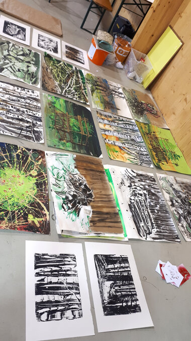 auf dem Boden liegende Grafik